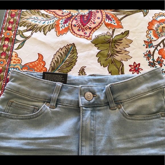 H&M Light Wash Denim Shorts Sz 4 NWT - Picture 3 of 7
